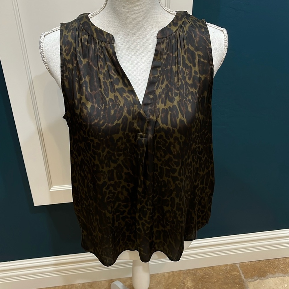 🎉Host Pick🎉 Banana Republic olive green leopard 🐆 print sleeveless V neck blouse